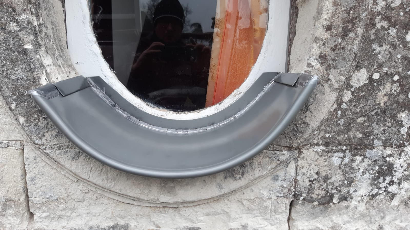 rives en zinc sur oeil de boeuf